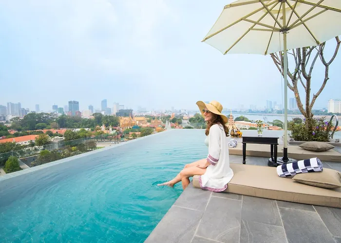Hotel with pool: Glow Park Hotel Grand Royal Palace